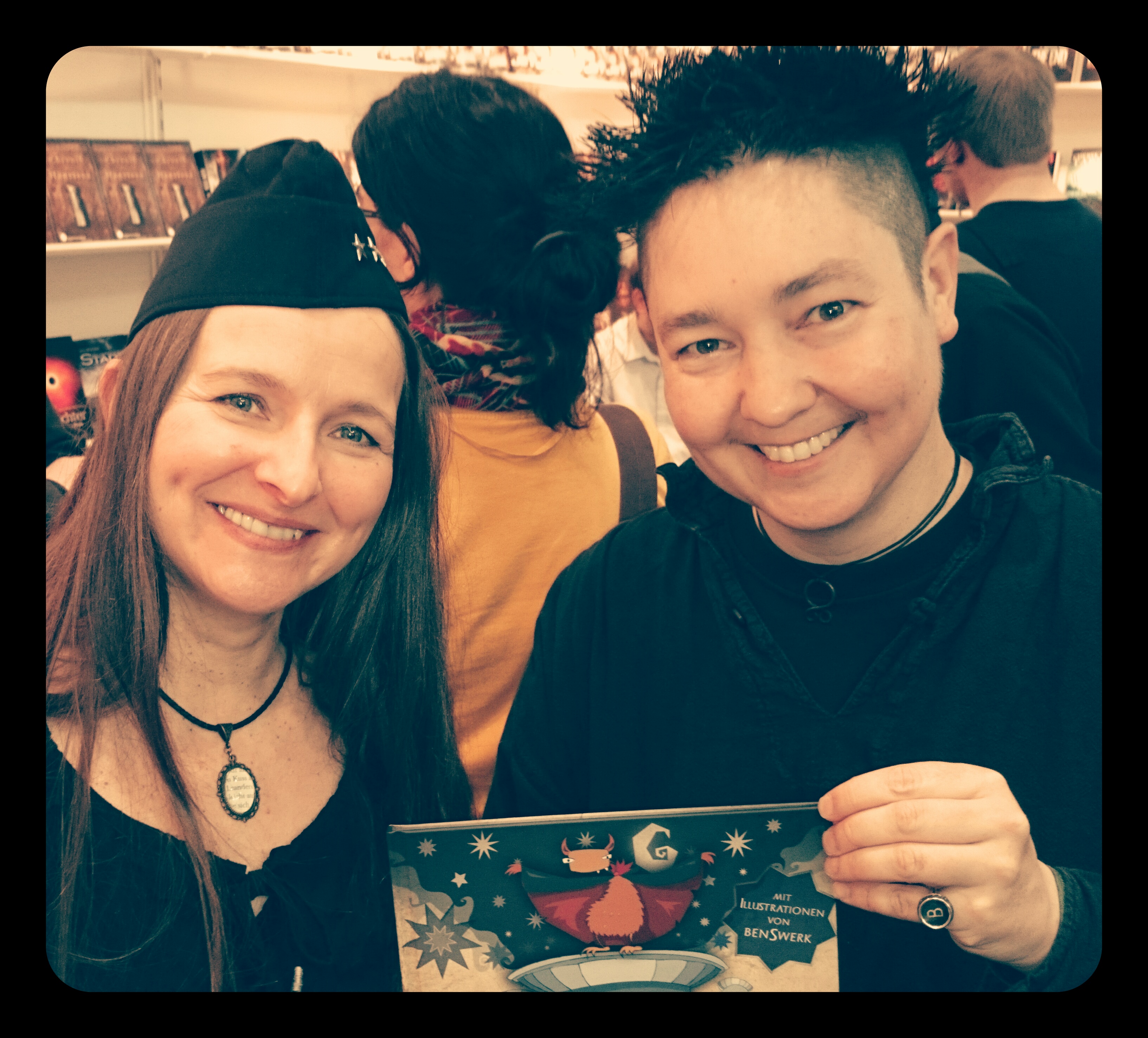 Das Team VAMPI - Die Illustratorin BenSwerk und die Autorin S.B. auf der Leipziger Buchmesse 2015